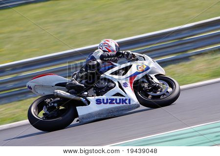 HUNGARORING, Ungheria - 19 giugno: Un pilota non identificato negozia un angolo durante l'evento ROSBK a Hung