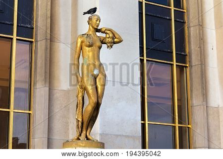 Gilded Statue 图片和照片（免费试用） | Bigstock