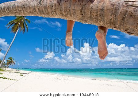 Opálený žena sedí na pláži Klong Prao Palm