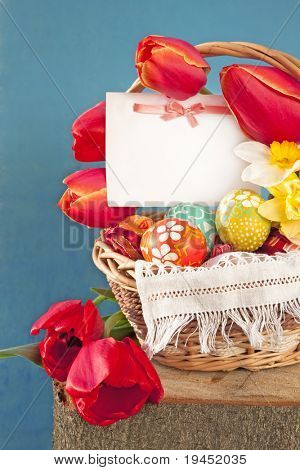 โปสการ์ดกับธนูและอีสเตอร์ไข่บนพื้นหลังของฤดูใบไม้ผลิ