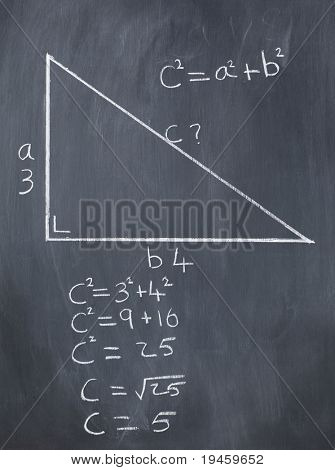 Rechtwinkliges Dreieck mit Pythagoras-Formel und Berechnungen auf einer Tafel