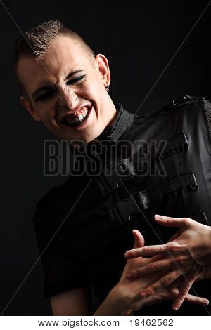 Photo d'un homme expressif skinhead.