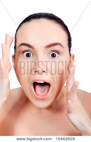 무서 워 젊은 여자의 초상화입니다. 흰색 배경 위에 절연.