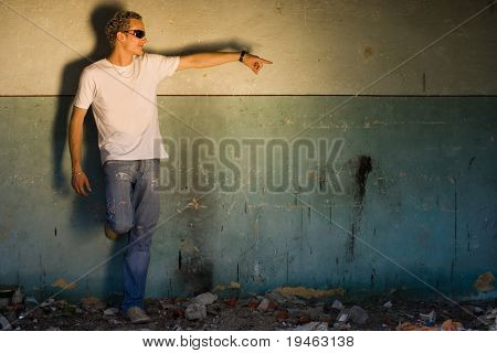 Dressman in einem verlassenen industrielle Raum