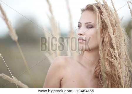 Belle femme appréciant Nature