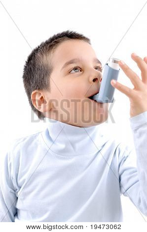 Schließen Sie herauf Bild von ein netter kleiner Junge mit Inhalator für Asthma. Weißer Hintergrund MEDICAL ähnliche studi