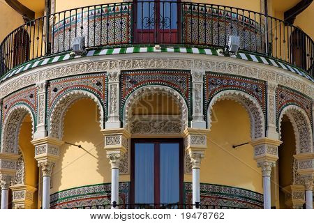 Andalusisk stil bygning i Sevilla, Spanien