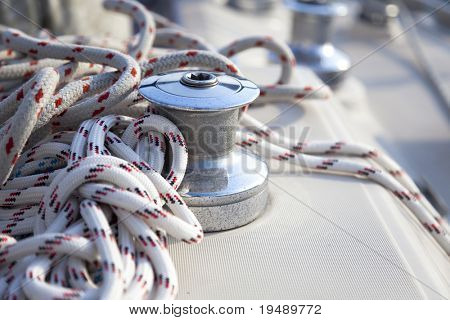 อย่างใกล้ชิดของเซลเป็นเรือกว้านและ bowline / นับพื้นหลัง