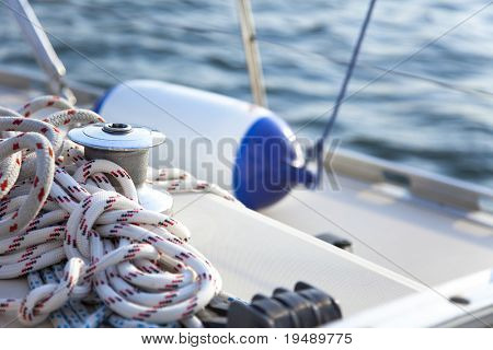 อย่างใกล้ชิดของเซลเป็นเรือกว้านและ bowline / นับพื้นหลัง