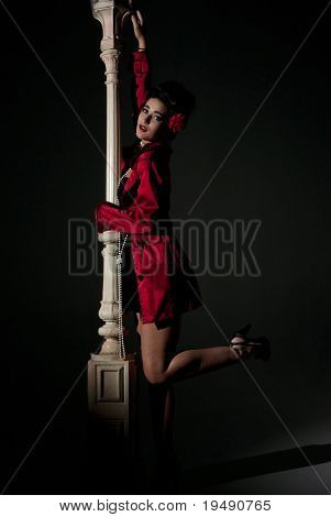 schöne junge glamourösen Frau mit lightpole