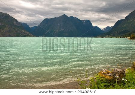 Landschaft mit See