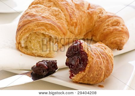 Croissant mit Marmelade
