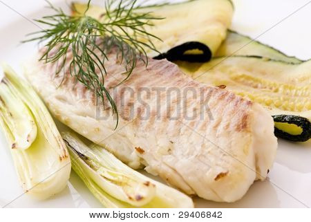 Tilapiini med grøntsager