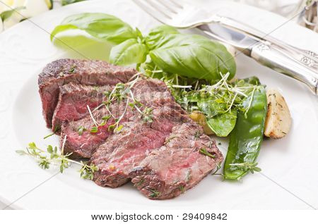 medio di bistecca di manzo con verdure