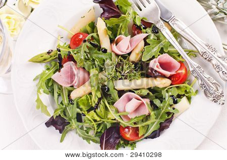 Haşlanmış jambon ve kuşkonmaz roket salata