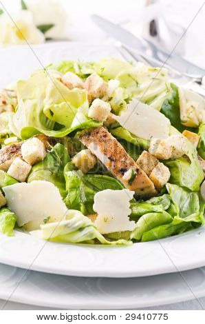 Salada César com frango e queijo parmesão