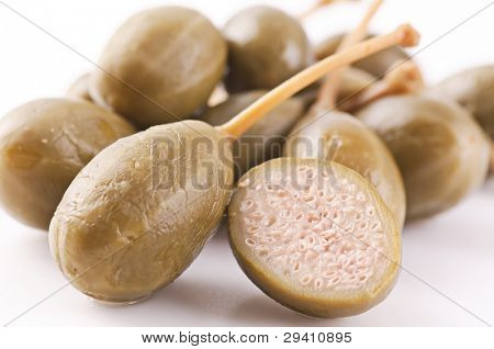 Kapernäpfel Closeup auf weißem Hintergrund