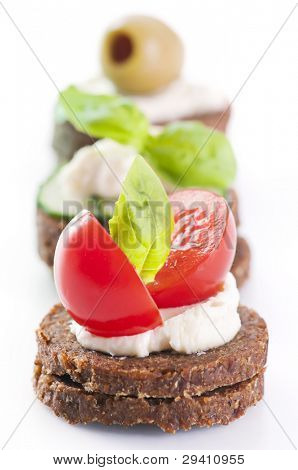 Häppchen mit Tomate und Oliven
