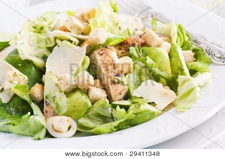 Salada com frango e queijo parmesão