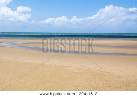 Bassa marea sulla spiaggia di sabbia