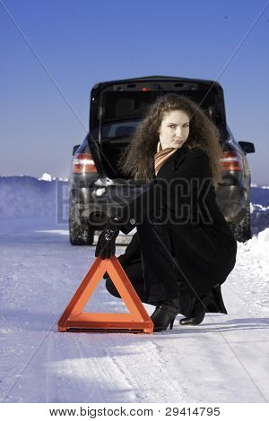 Guasto alla macchina di inverno - donna triangolo d'avvertimento di immissione