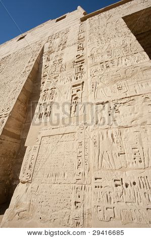 Egipcios jeroglíficos esculpidos en una pared del templo