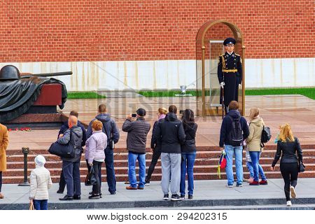 Moscow, Russia - September 30, 2018: Tourists Near Eternal Flame At Tomb Of Unknown Soldier In Aleks