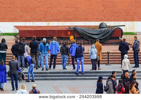 Moscow, Russia - September 30, 2018: Tourists Near Eternal Flame At Tomb Of Unknown Soldier In Aleks