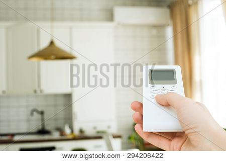 Air Conditioning, Temperature Control With Remote Control, Cooling