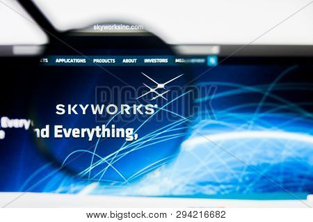 Los Angeles, California, Usa - 8 April 2019: Illustrative Editorial Of Skyworks Solutions Website Ho