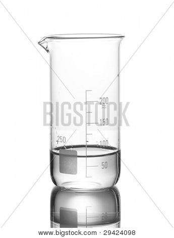 Vaso con agua y reflexión aislado en blanco