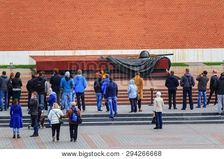Moscow, Russia - September 30, 2018: Tourists Near Eternal Flame At Tomb Of Unknown Soldier In Aleks