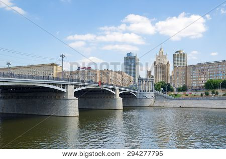 Moscow, Russia - August 10, 2017: View Of The Borodinsky Bridge And The Moscow-river On A Sunny Summ