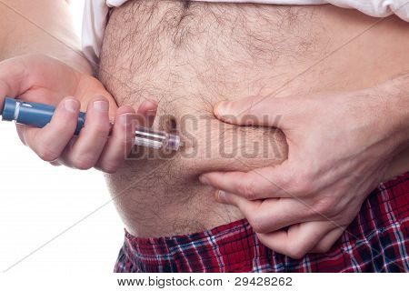 Hombre gordo insulina inyectable