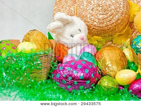Conejito de Pascua rodeado de huevos