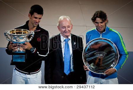 MELBOURNE - 29 stycznia: Championship Zwycięzca Novak Djokovic z Serbii (L) z Rafael Nadal (R) i R