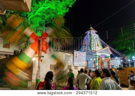 Howrah,west Bengal,india -april 15th, 2018 : Children Are Riding On Nagordola- A Traditional Amuseme