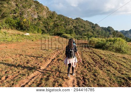 Inle Lake, Myanmar - 27 November, 2018: Horizontal Picture Of Backpackers Tourist Treeking To Inle L