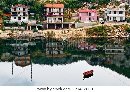 Båd og byen Ploce i Kroatien