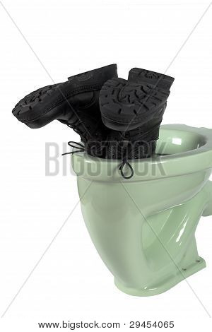 Toilette degli uomini scarpe e luce verde (isolato)