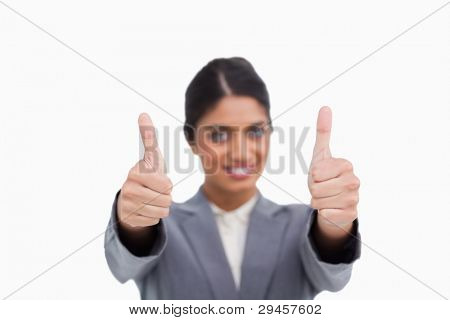 Thumbs up dato da imprenditrici contro uno sfondo bianco