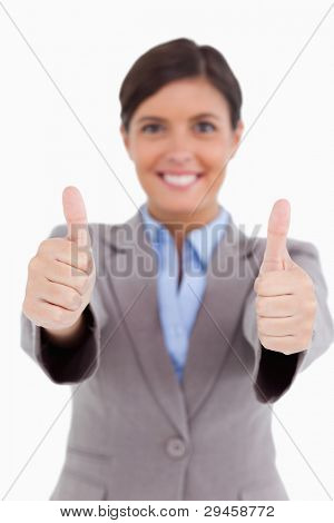 Close up di thumbs up dato da imprenditrici contro uno sfondo bianco