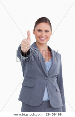 Pollice su dato da sorridente commessa contro uno sfondo bianco