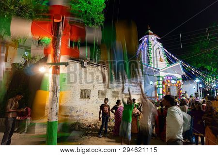 Howrah,west Bengal,india -april 15th, 2018 : Person Pushing Riding Children On Nagordola- A Traditio