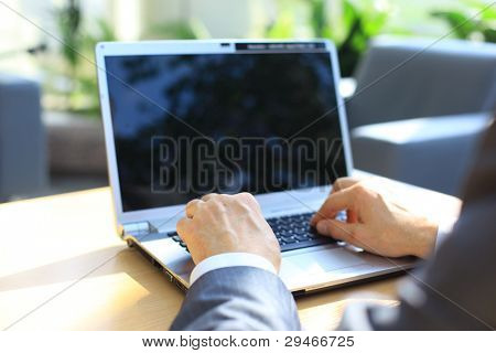 Person at skrive på en moderne bærbar computer i et kontor