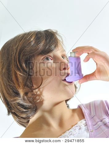 bir inhaler kullanan kız