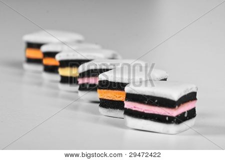Allsorts noir et blanc avec la couleur sélective en ligne A