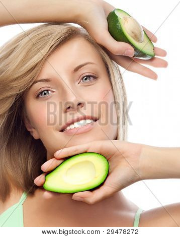 Ritratto di donna sorridente attraente indoeuropea isolata su bianco studio girato con avocado