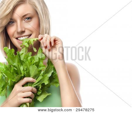 Ritratto di donna sorridente attraente indoeuropea isolata su bianco studio colpo mangiare salat