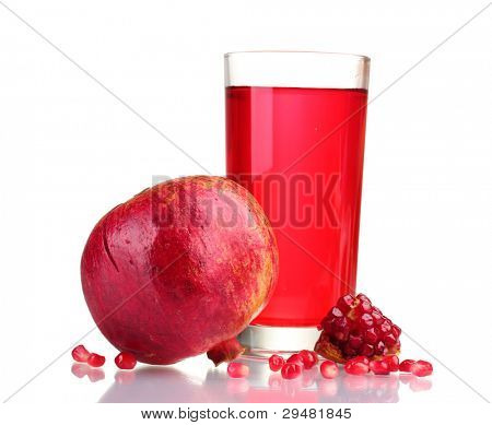 rijpe pomergranate en glas sap geïsoleerd op wit